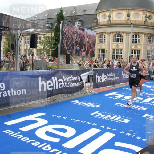 29.06.2025 - hella hamburg halbmarathon Michael Strokosch http://msf.ph/oto/8251378 29.06.2025 10:50:04 Ziel 1216, 1321, 2020, 3692, 3852, 7100, 7657, 8454, 9031, 9213, 9303, 12271, 12733, 13225, 13758, 16403, 16716, 16732, 18884, 19112 meine-sportfotos.de