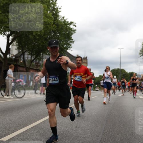 29.06.2025 - hella hamburg halbmarathon Yannick Fuchs http://msf.ph/oto/8251438 29.06.2025 10:47:58 20KM 1267, 1422, 1442, 1502, 1549, 1870, 2058, 2070, 2432, 2518, 2630, 3096, 3103, 3819, 4299, 5020, 5259, 6260, 6294, 6374, 7129, 7395, 7478, 7973, 8285, 8394, 9032, 9380, 9791, 9922, 10040, 11009, 11068, 11430, 11789, 11844, 12321, 12607, 12632, 13033, 13147, 13397, 13794, 13803, 13912, 14026, 14239, 14702, 15146, 15441, 15838, 15856, 15946, 16623, 16780, 17348, 17482, 18143, 18308, 18418, 18450, 18514, 18612, 19067 meine-sportfotos.de