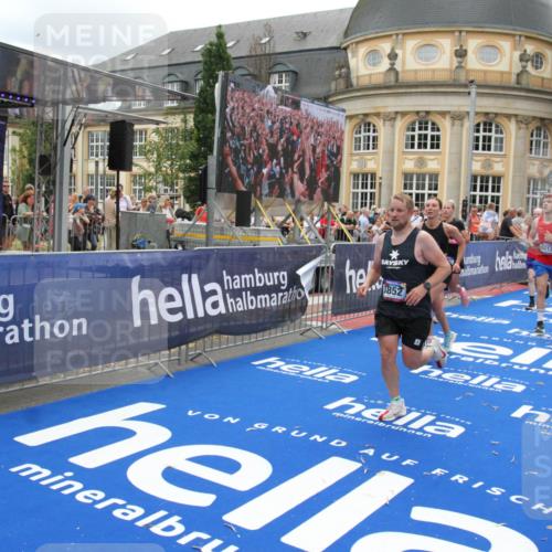 29.06.2025 - hella hamburg halbmarathon Michael Strokosch http://msf.ph/oto/8251454 29.06.2025 10:50:04 Ziel 1216, 1321, 2020, 3692, 3852, 7100, 7657, 8454, 9031, 9213, 9303, 12271, 12733, 13225, 13758, 16403, 16716, 16732, 18884, 19112 meine-sportfotos.de