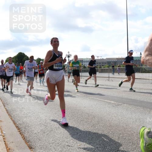 29.06.2025 - hella hamburg halbmarathon Lena Gebhardt http://msf.ph/oto/8251466 29.06.2025 09:56:42 Lombardsbrücke 1452, 1460, 1496, 1499, 1592, 1628, 1833, 1877, 2013, 2058, 2074, 2082, 2111, 2208, 2340, 2378, 2396, 2771, 2878, 2953, 2996, 3256, 3296, 3310, 3652, 4065, 4077, 4377, 4404, 4635, 4711, 4833, 4897, 5169, 5194, 5482, 5600, 5607, 5839, 5978, 6033, 6168, 6286, 6377, 6511, 6512, 6561, 6562, 6631, 7176, 7383, 7475, 7583, 7943, 8112, 8261, 8361, 8514, 8572, 8587, 8618, 8661, 8710, 8813, 8863, 8921, 8968, 8996, 9082, 9246, 9497, 9537, 9597, 9638 meine-sportfotos.de