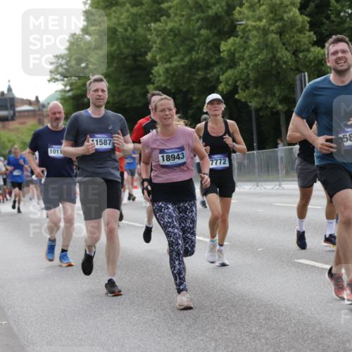 29.06.2025 - hella hamburg halbmarathon Jannik Wohlers http://msf.ph/oto/8251483 29.06.2025 10:31:02 Lombardsbrücke 1292, 1979, 2414, 2914, 4817, 4953, 5165, 5437, 5846, 5943, 6057, 6078, 6546, 6573, 7604, 7772, 8050, 9183, 10111, 10240, 10586, 11587, 13724, 14349, 15024, 15222, 15575, 15725, 16457, 16978, 17404, 17517, 17587, 17706, 17989, 18390, 18507, 18672, 18883, 18943 meine-sportfotos.de