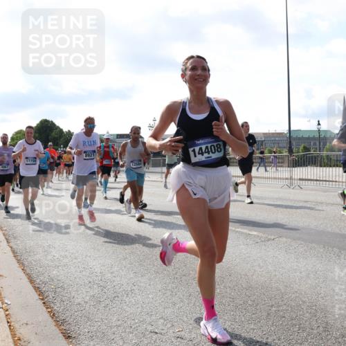 29.06.2025 - hella hamburg halbmarathon Lena Gebhardt http://msf.ph/oto/8251532 29.06.2025 09:56:43 Lombardsbrücke 1452, 1460, 1496, 1499, 1592, 1628, 1783, 1833, 1877, 2013, 2058, 2074, 2082, 2111, 2208, 2340, 2378, 2396, 2771, 2878, 2953, 2996, 3256, 3296, 3310, 3652, 3791, 4065, 4077, 4377, 4404, 4635, 4711, 4770, 4833, 4897, 5008, 5169, 5194, 5482, 5600, 5607, 5839, 5978, 6033, 6168, 6286, 6377, 6511, 6512, 6561, 6562, 6631, 7176, 7383, 7475, 7583, 7943, 8112, 8261, 8361, 8514, 8572, 8587, 8618, 8661, 8710, 8813, 8863, 8921, 8968, 8996, 9082, 9246, 9497, 9537, 9597, 9638 meine-sportfotos.de