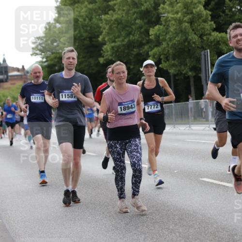 29.06.2025 - hella hamburg halbmarathon Jannik Wohlers http://msf.ph/oto/8251569 29.06.2025 10:31:02 Lombardsbrücke 1292, 1979, 2414, 2914, 4817, 4953, 5165, 5437, 5846, 5943, 6057, 6078, 6546, 6573, 7604, 7772, 8050, 9183, 10111, 10240, 10586, 11587, 13724, 14349, 15024, 15222, 15575, 15725, 16457, 16978, 17404, 17517, 17587, 17706, 17989, 18390, 18507, 18672, 18883, 18943 meine-sportfotos.de