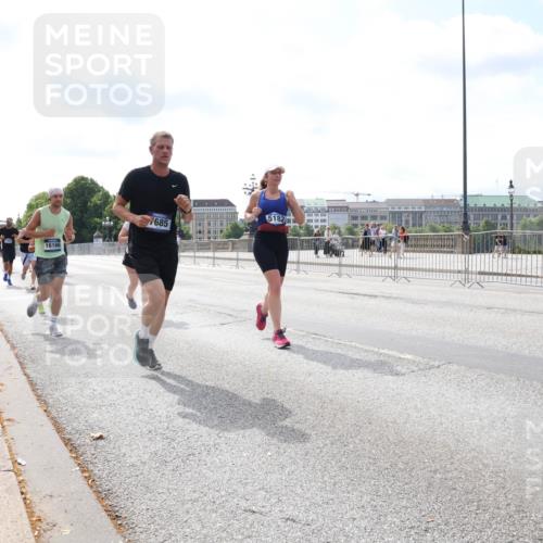 29.06.2025 - hella hamburg halbmarathon Lena Gebhardt http://msf.ph/oto/8251571 29.06.2025 10:10:29 Lombardsbrücke 1548, 1573, 3921, 4389, 5182, 5440, 5511, 5990, 5991, 7042, 7081, 7250, 7333, 7636, 7685, 8219, 8890, 9366, 9434, 9681, 9816, 10036, 10943, 11027, 11180, 11355, 11887, 11904, 11905, 12008, 12629, 13797, 13825, 13901, 14679, 14822, 15409, 16166, 16344, 16445, 16639, 16872, 17148, 17532, 17730, 18196, 18949, 19023 meine-sportfotos.de
