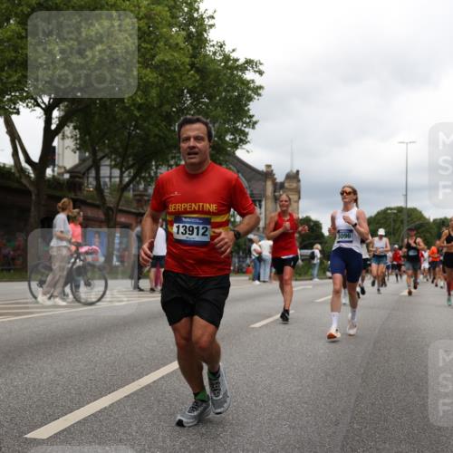 29.06.2025 - hella hamburg halbmarathon Yannick Fuchs http://msf.ph/oto/8251602 29.06.2025 10:47:58 20KM 1267, 1422, 1442, 1502, 1549, 1870, 2058, 2070, 2432, 2518, 2630, 3096, 3103, 3819, 4299, 5020, 5259, 6260, 6294, 6374, 7129, 7395, 7478, 7973, 8285, 8394, 9032, 9380, 9791, 9922, 10040, 11009, 11068, 11430, 11789, 11844, 12321, 12607, 12632, 13033, 13147, 13397, 13794, 13803, 13912, 14026, 14239, 14702, 15146, 15441, 15838, 15856, 15946, 16623, 16780, 17348, 17482, 18143, 18308, 18418, 18450, 18514, 18612, 19067 meine-sportfotos.de