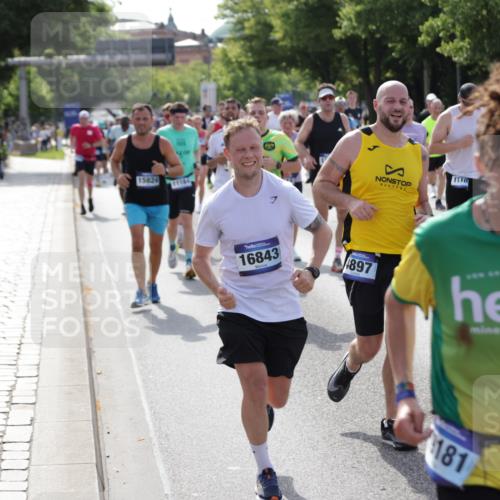 29.06.2025 - hella hamburg halbmarathon Jannik Wohlers http://msf.ph/oto/8251659 29.06.2025 09:56:30 Lombardsbrücke 1381, 1460, 1496, 1783, 1833, 2013, 2074, 2111, 2208, 2340, 2378, 2396, 2878, 3310, 3575, 3652, 3791, 4377, 4635, 4770, 4897, 5008, 5169, 5194, 5319, 5839, 6033, 6377, 6631, 7176, 8112, 8572, 8587, 8618, 8661, 8710, 8813, 8863, 8921, 9082, 9497, 9876, 9985, 10189, 10371, 10859, 10896, 11184, 12311, 12482, 12585, 12590, 12651, 12690, 12733, 12858, 13245, 13282, 13609, 13865, 13962, 14033, 14526, 14562, 14588, 14834, 15149, 15818 meine-sportfotos.de