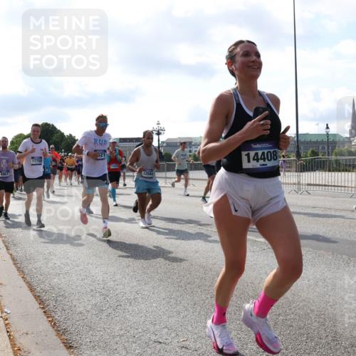 29.06.2025 - hella hamburg halbmarathon Lena Gebhardt http://msf.ph/oto/8251674 29.06.2025 09:56:43 Lombardsbrücke 1452, 1460, 1496, 1499, 1592, 1628, 1783, 1833, 1877, 2013, 2058, 2074, 2082, 2111, 2208, 2340, 2378, 2396, 2771, 2878, 2953, 2996, 3256, 3296, 3310, 3652, 3791, 4065, 4077, 4377, 4404, 4635, 4711, 4770, 4833, 4897, 5008, 5169, 5194, 5482, 5600, 5607, 5839, 5978, 6033, 6168, 6286, 6377, 6511, 6512, 6561, 6562, 6631, 7176, 7383, 7475, 7583, 7943, 8112, 8261, 8361, 8514, 8572, 8587, 8618, 8661, 8710, 8813, 8863, 8921, 8968, 8996, 9082, 9246, 9497, 9537, 9597, 9638 meine-sportfotos.de