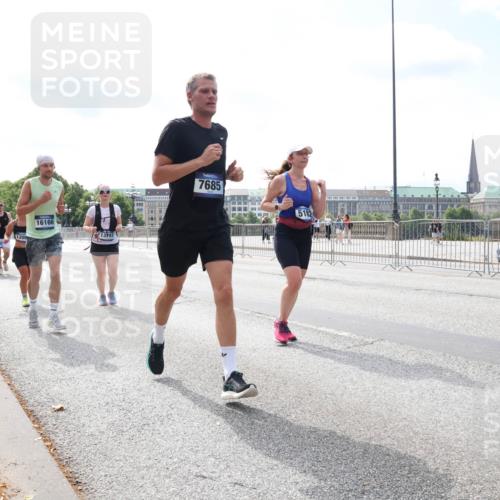 29.06.2025 - hella hamburg halbmarathon Lena Gebhardt http://msf.ph/oto/8251712 29.06.2025 10:10:29 Lombardsbrücke 1548, 1573, 3921, 4389, 5182, 5440, 5511, 5990, 5991, 7042, 7081, 7250, 7333, 7636, 7685, 8219, 8890, 9366, 9434, 9681, 9816, 10036, 10943, 11027, 11180, 11355, 11887, 11904, 11905, 12008, 12629, 13797, 13825, 13901, 14679, 14822, 15409, 16166, 16344, 16445, 16639, 16872, 17148, 17532, 17730, 18196, 18949, 19023 meine-sportfotos.de