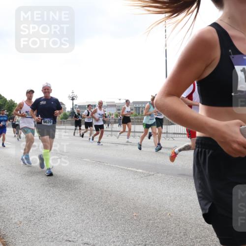 29.06.2025 - hella hamburg halbmarathon Lena Gebhardt http://msf.ph/oto/8251731 29.06.2025 10:45:43 Lombardsbrücke 1004, 1033, 1060, 1085, 1100, 1104, 1421, 1426, 1555, 1713, 1798, 1854, 1867, 1868, 1983, 2008, 2216, 2217, 2398, 2522, 2550, 2657, 2664, 2917, 2954, 2965, 2973, 3357, 3377, 3879, 3993, 4099, 4102, 4104, 4224, 4306, 4317, 4388, 4504, 4572, 4820, 5044, 5099, 5108, 5339, 5635, 5636, 5949, 6133, 6150, 6333, 6623, 6763, 6788, 6911, 6922, 6980, 7268, 7283, 7356, 7530, 7541, 7605, 7859, 8605, 8745, 9120, 9121, 9620, 10030, 10182, 10225, 10327, 10329, 10367, 10511, 11314 meine-sportfotos.de