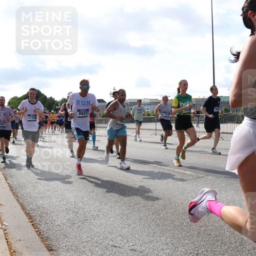 29.06.2025 - hella hamburg halbmarathon Lena Gebhardt http://msf.ph/oto/8251746 29.06.2025 09:56:43 Lombardsbrücke 1452, 1460, 1496, 1499, 1592, 1628, 1783, 1833, 1877, 2013, 2058, 2074, 2082, 2111, 2208, 2340, 2378, 2396, 2771, 2878, 2953, 2996, 3256, 3296, 3310, 3652, 3791, 4065, 4077, 4377, 4404, 4635, 4711, 4770, 4833, 4897, 5008, 5169, 5194, 5482, 5600, 5607, 5839, 5978, 6033, 6168, 6286, 6377, 6511, 6512, 6561, 6562, 6631, 7176, 7383, 7475, 7583, 7943, 8112, 8261, 8361, 8514, 8572, 8587, 8618, 8661, 8710, 8813, 8863, 8921, 8968, 8996, 9082, 9246, 9497, 9537, 9597, 9638 meine-sportfotos.de