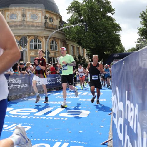 29.06.2025 - hella hamburg halbmarathon Strokosch-Dieckow http://msf.ph/oto/8251797 29.06.2025 10:40:44 Ziel 1631, 1882, 1912, 2324, 2714, 2750, 4634, 4843, 4889, 5014, 5026, 5745, 6429, 7080, 7109, 7378, 7622, 8074, 8629, 9294, 9979, 10369, 10900, 11959, 12865, 14092, 14272, 14661, 14820, 15351, 15493, 16201, 16249, 16599, 17486, 18399 meine-sportfotos.de