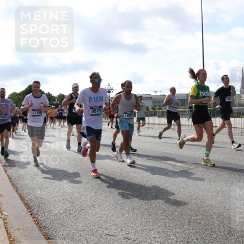 29.06.2025 - hella hamburg halbmarathon Lena Gebhardt http://msf.ph/oto/8251827 29.06.2025 09:56:43 Lombardsbrücke 1452, 1460, 1496, 1499, 1592, 1628, 1783, 1833, 1877, 2013, 2058, 2074, 2082, 2111, 2208, 2340, 2378, 2396, 2771, 2878, 2953, 2996, 3256, 3296, 3310, 3652, 3791, 4065, 4077, 4377, 4404, 4635, 4711, 4770, 4833, 4897, 5008, 5169, 5194, 5482, 5600, 5607, 5839, 5978, 6033, 6168, 6286, 6377, 6511, 6512, 6561, 6562, 6631, 7176, 7383, 7475, 7583, 7943, 8112, 8261, 8361, 8514, 8572, 8587, 8618, 8661, 8710, 8813, 8863, 8921, 8968, 8996, 9082, 9246, 9497, 9537, 9597, 9638 meine-sportfotos.de