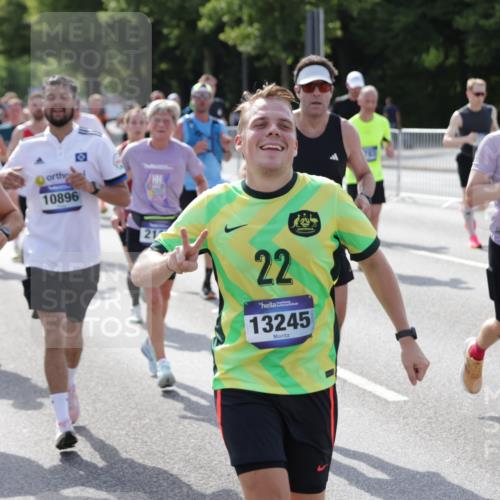 29.06.2025 - hella hamburg halbmarathon Jannik Wohlers http://msf.ph/oto/8251829 29.06.2025 09:56:32 Lombardsbrücke 1381, 1537, 1657, 1783, 1833, 2013, 2074, 2111, 2340, 2378, 2396, 2839, 2869, 2878, 3310, 3575, 3652, 3791, 4377, 4635, 4770, 4897, 5008, 5169, 5194, 5319, 5839, 6033, 6377, 6631, 7176, 8112, 8313, 8572, 8587, 8618, 8661, 8710, 8813, 8863, 8921, 8930, 9082, 9497, 9876, 9985, 10040, 10133, 10189, 10371, 10859, 10896, 11184, 11975, 12311, 12482, 12585, 12590, 12651, 12690, 12733, 12858, 13245, 13282, 13609, 13865, 13962, 14033, 14482, 14526, 14562, 14588, 14834, 15818 meine-sportfotos.de