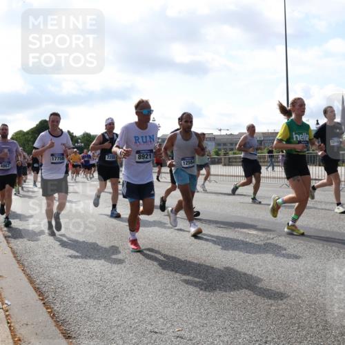 29.06.2025 - hella hamburg halbmarathon Lena Gebhardt http://msf.ph/oto/8251880 29.06.2025 09:56:43 Lombardsbrücke 1452, 1460, 1496, 1499, 1592, 1628, 1783, 1833, 1877, 2013, 2058, 2074, 2082, 2111, 2208, 2340, 2378, 2396, 2771, 2878, 2953, 2996, 3256, 3296, 3310, 3652, 3791, 4065, 4077, 4377, 4404, 4635, 4711, 4770, 4833, 4897, 5008, 5169, 5194, 5482, 5600, 5607, 5839, 5978, 6033, 6168, 6286, 6377, 6511, 6512, 6561, 6562, 6631, 7176, 7383, 7475, 7583, 7943, 8112, 8261, 8361, 8514, 8572, 8587, 8618, 8661, 8710, 8813, 8863, 8921, 8968, 8996, 9082, 9246, 9497, 9537, 9597, 9638 meine-sportfotos.de