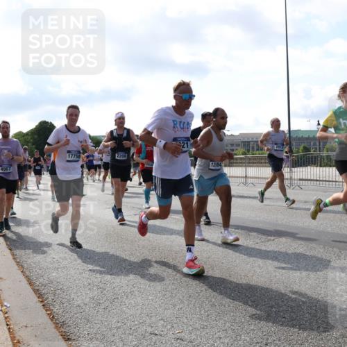 29.06.2025 - hella hamburg halbmarathon Lena Gebhardt http://msf.ph/oto/8251952 29.06.2025 09:56:43 Lombardsbrücke 1452, 1460, 1496, 1499, 1592, 1628, 1783, 1833, 1877, 2013, 2058, 2074, 2082, 2111, 2208, 2340, 2378, 2396, 2771, 2878, 2953, 2996, 3256, 3296, 3310, 3652, 3791, 4065, 4077, 4377, 4404, 4635, 4711, 4770, 4833, 4897, 5008, 5169, 5194, 5482, 5600, 5607, 5839, 5978, 6033, 6168, 6286, 6377, 6511, 6512, 6561, 6562, 6631, 7176, 7383, 7475, 7583, 7943, 8112, 8261, 8361, 8514, 8572, 8587, 8618, 8661, 8710, 8813, 8863, 8921, 8968, 8996, 9082, 9246, 9497, 9537, 9597, 9638 meine-sportfotos.de