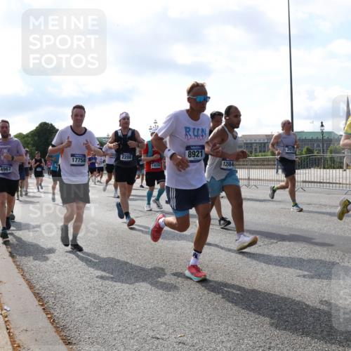 29.06.2025 - hella hamburg halbmarathon Lena Gebhardt http://msf.ph/oto/8252014 29.06.2025 09:56:44 Lombardsbrücke 1452, 1460, 1496, 1499, 1592, 1628, 1783, 1833, 1877, 2013, 2058, 2074, 2082, 2111, 2208, 2340, 2378, 2396, 2771, 2878, 2953, 2996, 3256, 3296, 3310, 3575, 3652, 3791, 4065, 4077, 4377, 4404, 4635, 4711, 4770, 4833, 4897, 5008, 5169, 5194, 5482, 5600, 5607, 5839, 5978, 6033, 6168, 6286, 6377, 6511, 6512, 6561, 6562, 6631, 7176, 7383, 7475, 7583, 7943, 8112, 8261, 8361, 8514, 8572, 8587, 8618, 8661, 8710, 8813, 8863, 8921, 8968, 8996, 9082, 9246, 9497, 9537, 9597, 9638 meine-sportfotos.de
