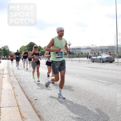 29.06.2025 - hella hamburg halbmarathon Lena Gebhardt http://msf.ph/oto/8252079 29.06.2025 10:10:30 Lombardsbrücke 1186, 1548, 1573, 3921, 4389, 5182, 5440, 5511, 5990, 5991, 7042, 7081, 7250, 7333, 7636, 7685, 8219, 8890, 9366, 9434, 9681, 9816, 10036, 10943, 11027, 11180, 11355, 11887, 11904, 11905, 12008, 12629, 13588, 13797, 13825, 13901, 14679, 14822, 15409, 16166, 16344, 16445, 16639, 16808, 16872, 17148, 17532, 17730, 18196, 18949, 19023 meine-sportfotos.de