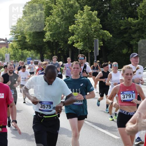 29.06.2025 - hella hamburg halbmarathon Jannik Wohlers http://msf.ph/oto/8252110 29.06.2025 09:56:36 Lombardsbrücke 1381, 1537, 1657, 1783, 2025, 2074, 2111, 2340, 2396, 2839, 2869, 2878, 3093, 3575, 3791, 4726, 4770, 4897, 5008, 5194, 5319, 6033, 6377, 6631, 7176, 7177, 7918, 8112, 8313, 8572, 8651, 8661, 8710, 8813, 8930, 9060, 9082, 9497, 9876, 9985, 10040, 10133, 10189, 10859, 10896, 11184, 11451, 11747, 11975, 12311, 12482, 12528, 12585, 12590, 12690, 12733, 13245, 13267, 13282, 13609, 13865, 13962, 14033, 14036, 14125, 14482, 14562, 14588, 14592, 14834, 15590, 16732 meine-sportfotos.de