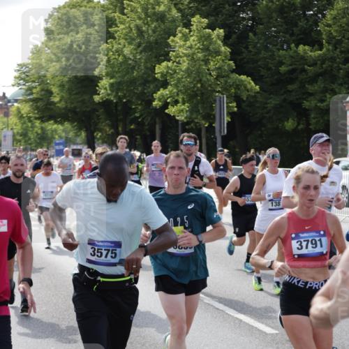 29.06.2025 - hella hamburg halbmarathon Jannik Wohlers http://msf.ph/oto/8252123 29.06.2025 09:56:36 Lombardsbrücke 1381, 1537, 1657, 1783, 2025, 2074, 2111, 2340, 2396, 2839, 2869, 2878, 3093, 3575, 3791, 4726, 4770, 4897, 5008, 5194, 5319, 6033, 6377, 6631, 7176, 7177, 7918, 8112, 8313, 8572, 8651, 8661, 8710, 8813, 8930, 9060, 9082, 9497, 9876, 9985, 10040, 10133, 10189, 10859, 10896, 11184, 11451, 11747, 11975, 12311, 12482, 12528, 12585, 12590, 12690, 12733, 13245, 13267, 13282, 13609, 13865, 13962, 14033, 14036, 14125, 14482, 14562, 14588, 14592, 14834, 15590, 16732 meine-sportfotos.de