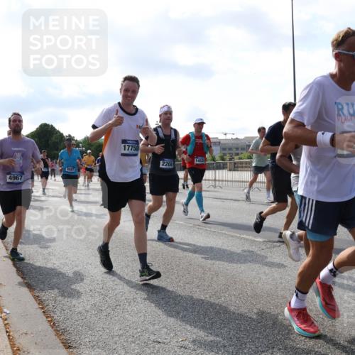 29.06.2025 - hella hamburg halbmarathon Lena Gebhardt http://msf.ph/oto/8252139 29.06.2025 09:56:44 Lombardsbrücke 1452, 1460, 1496, 1499, 1592, 1628, 1783, 1833, 1877, 2013, 2058, 2074, 2082, 2111, 2208, 2340, 2378, 2396, 2771, 2878, 2953, 2996, 3256, 3296, 3310, 3575, 3652, 3791, 4065, 4077, 4377, 4404, 4635, 4711, 4770, 4833, 4897, 5008, 5169, 5194, 5482, 5600, 5607, 5839, 5978, 6033, 6168, 6286, 6377, 6511, 6512, 6561, 6562, 6631, 7176, 7383, 7475, 7583, 7943, 8112, 8261, 8361, 8514, 8572, 8587, 8618, 8661, 8710, 8813, 8863, 8921, 8968, 8996, 9082, 9246, 9497, 9537, 9597, 9638 meine-sportfotos.de