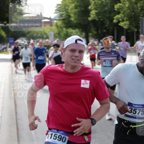 29.06.2025 - hella hamburg halbmarathon Jannik Wohlers http://msf.ph/oto/8252218 29.06.2025 09:56:37 Lombardsbrücke 1381, 1537, 1657, 1783, 2025, 2074, 2111, 2340, 2396, 2839, 2869, 2878, 3093, 3575, 3791, 4726, 4770, 4897, 5008, 5319, 5744, 6033, 6377, 6631, 7176, 7177, 7918, 8112, 8313, 8572, 8651, 8661, 8710, 8813, 8930, 9060, 9082, 9497, 9876, 9985, 10040, 10133, 10189, 10859, 10896, 11184, 11451, 11747, 11975, 12311, 12482, 12528, 12585, 12590, 12690, 12733, 13245, 13267, 13282, 13609, 13865, 13962, 14033, 14036, 14125, 14482, 14562, 14588, 14592, 14834, 15590, 16291, 16732 meine-sportfotos.de