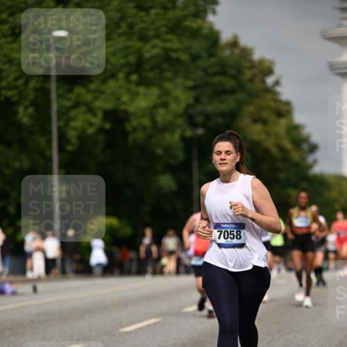 29.06.2025 - hella hamburg halbmarathon Dr. Thomas Lammeyer http://msf.ph/oto/8252244 29.06.2025 10:14:24 Kennedybrücke 1052, 1186, 1456, 1513, 4389, 7058, 7250, 8685, 9150, 9681, 9829, 9988 meine-sportfotos.de