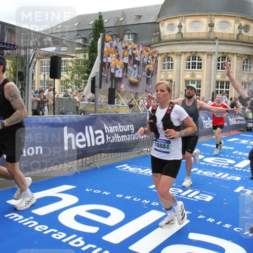 29.06.2025 - hella hamburg halbmarathon Michael Strokosch http://msf.ph/oto/8252254 29.06.2025 10:50:09 Ziel 1216, 1321, 1507, 2020, 3296, 3562, 7176, 7657, 8313, 9031, 9303, 9965, 12203, 13225, 13282, 13758, 14257, 16403, 18228, 18657, 18658, 18884 meine-sportfotos.de