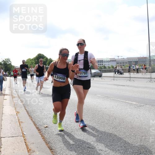 29.06.2025 - hella hamburg halbmarathon Lena Gebhardt http://msf.ph/oto/8252333 29.06.2025 10:10:31 Lombardsbrücke 1186, 1548, 1573, 3921, 4389, 5182, 5440, 5511, 5990, 5991, 7042, 7081, 7250, 7333, 7636, 7685, 8219, 8890, 9169, 9366, 9434, 9681, 9816, 9829, 10036, 10943, 11027, 11180, 11355, 11887, 11904, 11905, 12008, 12629, 13588, 13594, 13797, 13825, 13901, 14679, 14822, 15409, 16166, 16344, 16445, 16639, 16808, 16872, 17148, 17532, 17730, 18196, 18949, 19023 meine-sportfotos.de