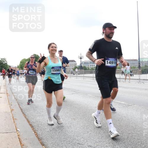 29.06.2025 - hella hamburg halbmarathon Lena Gebhardt http://msf.ph/oto/8252366 29.06.2025 10:34:13 Lombardsbrücke 1417, 1672, 1705, 1787, 1896, 2265, 2412, 2464, 2482, 2496, 2510, 2511, 2526, 2801, 2933, 3145, 3264, 3340, 3345, 3829, 3848, 4479, 4540, 4807, 4824, 4826, 4942, 5561, 5566, 5584, 5609, 5691, 5821, 5822, 5887, 6105, 6364, 6515, 6516, 6571, 6574, 6956, 7027, 7324, 7329, 7565, 8202, 8277, 8349, 8375, 8377, 8383, 8401, 8705, 8965, 9094, 9379, 9875, 9995, 10007, 10071, 10360, 10561, 10564, 11872, 13957, 16682, 16919, 17230, 18158, 18941 meine-sportfotos.de