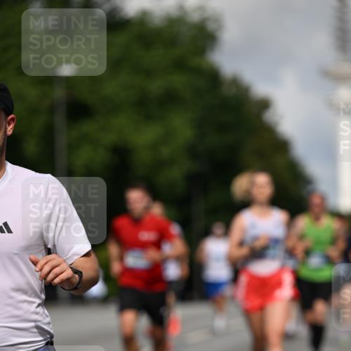 29.06.2025 - hella hamburg halbmarathon Dr. Thomas Lammeyer http://msf.ph/oto/8252520 29.06.2025 09:51:41 Kennedybrücke 1164, 1385, 1505, 1644, 1743, 2714, 2767, 3959, 4860, 5091, 5315, 5554, 6684, 6990, 7884, 9178, 10404, 10793, 10852, 10900, 11202, 11227 meine-sportfotos.de