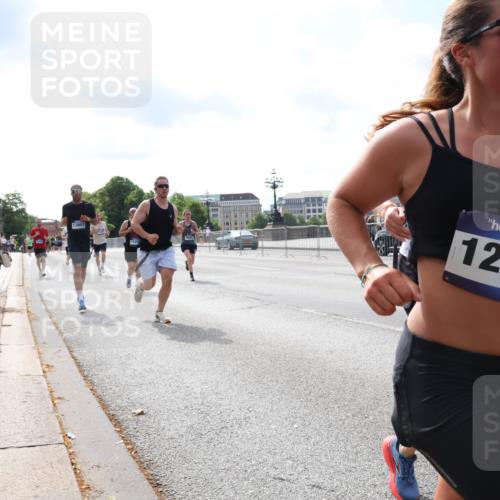 29.06.2025 - hella hamburg halbmarathon Lena Gebhardt http://msf.ph/oto/8252641 29.06.2025 10:10:32 Lombardsbrücke 1186, 1548, 1573, 3921, 4389, 5182, 5440, 5511, 5990, 5991, 7042, 7081, 7250, 7333, 7636, 7685, 8219, 8890, 9169, 9366, 9434, 9681, 9816, 9829, 10036, 10943, 11027, 11180, 11355, 11887, 11904, 11905, 12008, 12629, 13588, 13594, 13797, 13825, 13901, 14679, 14822, 15409, 16166, 16344, 16445, 16639, 16808, 16872, 17148, 17532, 17730, 18196, 18949, 19023 meine-sportfotos.de