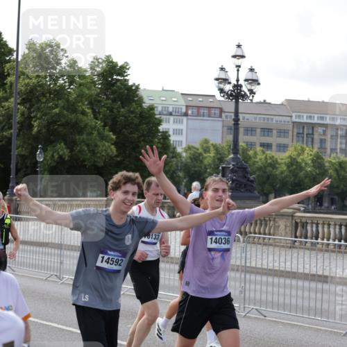 29.06.2025 - hella hamburg halbmarathon Jannik Wohlers http://msf.ph/oto/8252692 29.06.2025 09:56:41 Lombardsbrücke 1327, 1381, 1537, 1657, 1783, 2025, 2074, 2111, 2340, 2839, 2869, 2878, 3093, 3575, 3791, 4726, 4770, 4897, 5008, 5319, 5744, 6377, 6631, 7176, 7177, 7259, 7918, 8112, 8313, 8651, 8813, 8930, 9060, 9497, 10040, 10133, 10189, 10859, 10896, 11184, 11451, 11747, 11975, 12528, 12590, 12690, 12733, 13245, 13267, 13865, 14036, 14125, 14192, 14482, 14562, 14592, 15590, 16094, 16291, 16732 meine-sportfotos.de