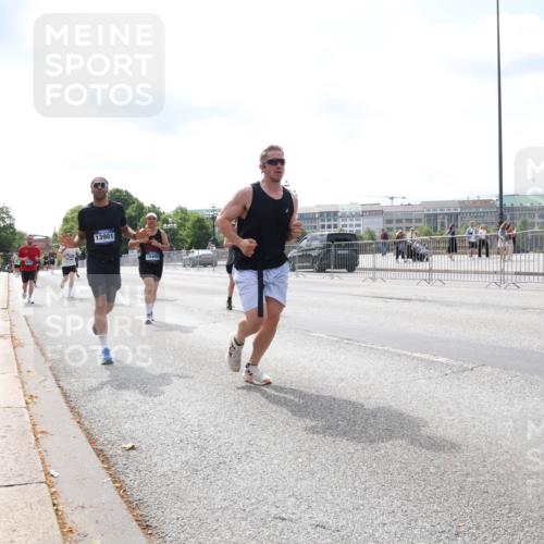 29.06.2025 - hella hamburg halbmarathon Lena Gebhardt http://msf.ph/oto/8252696 29.06.2025 10:10:32 Lombardsbrücke 1186, 1548, 1573, 3921, 4389, 5182, 5440, 5511, 5990, 5991, 7042, 7081, 7250, 7333, 7636, 7685, 8219, 8890, 9169, 9366, 9434, 9681, 9816, 9829, 10036, 10943, 11027, 11180, 11355, 11887, 11904, 11905, 12008, 12629, 13588, 13594, 13797, 13825, 13901, 14679, 14822, 15409, 16166, 16344, 16445, 16639, 16808, 16872, 17148, 17532, 17730, 18196, 18949, 19023 meine-sportfotos.de