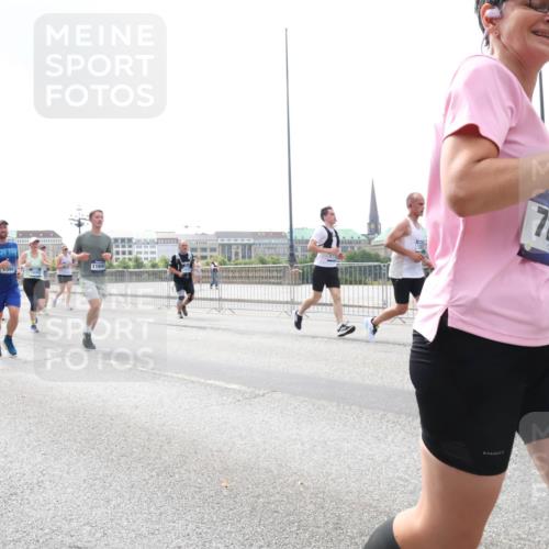 29.06.2025 - hella hamburg halbmarathon Lena Gebhardt http://msf.ph/oto/8252711 29.06.2025 10:45:45 Lombardsbrücke 1004, 1033, 1060, 1085, 1100, 1104, 1421, 1426, 1555, 1713, 1854, 1867, 1868, 1983, 2008, 2216, 2217, 2398, 2522, 2550, 2657, 2664, 2917, 2954, 2965, 2973, 3357, 3377, 3879, 4099, 4102, 4104, 4223, 4224, 4306, 4317, 4388, 4504, 4572, 4820, 5044, 5099, 5108, 5339, 5635, 5636, 5769, 5770, 5892, 5949, 6133, 6150, 6333, 6623, 6763, 6788, 6911, 6922, 7268, 7283, 7356, 7530, 7541, 7605, 7859, 8605, 8745, 9120, 9121, 9426, 9620, 10030, 10182, 10225, 10327, 10329, 10367, 10511 meine-sportfotos.de