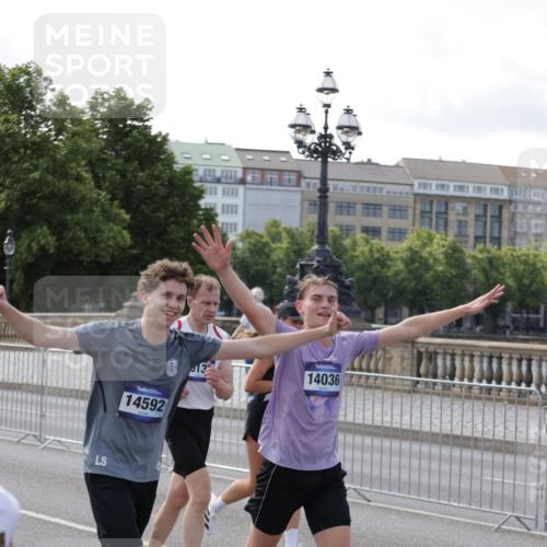 29.06.2025 - hella hamburg halbmarathon Jannik Wohlers http://msf.ph/oto/8252716 29.06.2025 09:56:41 Lombardsbrücke 1327, 1381, 1537, 1657, 1783, 2025, 2074, 2111, 2340, 2839, 2869, 2878, 3093, 3575, 3791, 4726, 4770, 4897, 5008, 5319, 5744, 6377, 6631, 7176, 7177, 7259, 7918, 8112, 8313, 8651, 8813, 8930, 9060, 9497, 10040, 10133, 10189, 10859, 10896, 11184, 11451, 11747, 11975, 12528, 12590, 12690, 12733, 13245, 13267, 13865, 14036, 14125, 14192, 14482, 14562, 14592, 15590, 16094, 16291, 16732 meine-sportfotos.de