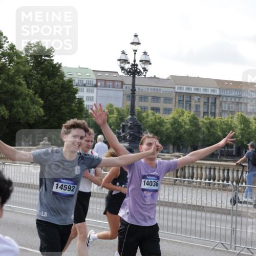 29.06.2025 - hella hamburg halbmarathon Jannik Wohlers http://msf.ph/oto/8252726 29.06.2025 09:56:41 Lombardsbrücke 1327, 1381, 1537, 1657, 1783, 2025, 2074, 2111, 2340, 2839, 2869, 2878, 3093, 3575, 3791, 4726, 4770, 4897, 5008, 5319, 5744, 6377, 6631, 7176, 7177, 7259, 7918, 8112, 8313, 8651, 8813, 8930, 9060, 9497, 10040, 10133, 10189, 10859, 10896, 11184, 11451, 11747, 11975, 12528, 12590, 12690, 12733, 13245, 13267, 13865, 14036, 14125, 14192, 14482, 14562, 14592, 15590, 16094, 16291, 16732 meine-sportfotos.de