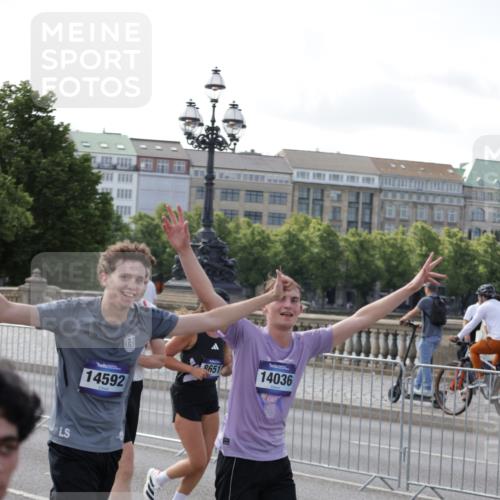 29.06.2025 - hella hamburg halbmarathon Jannik Wohlers http://msf.ph/oto/8252733 29.06.2025 09:56:41 Lombardsbrücke 1327, 1381, 1537, 1657, 1783, 2025, 2074, 2111, 2340, 2839, 2869, 2878, 3093, 3575, 3791, 4726, 4770, 4897, 5008, 5319, 5744, 6377, 6631, 7176, 7177, 7259, 7918, 8112, 8313, 8651, 8813, 8930, 9060, 9497, 10040, 10133, 10189, 10859, 10896, 11184, 11451, 11747, 11975, 12528, 12590, 12690, 12733, 13245, 13267, 13865, 14036, 14125, 14192, 14482, 14562, 14592, 15590, 16094, 16291, 16732 meine-sportfotos.de