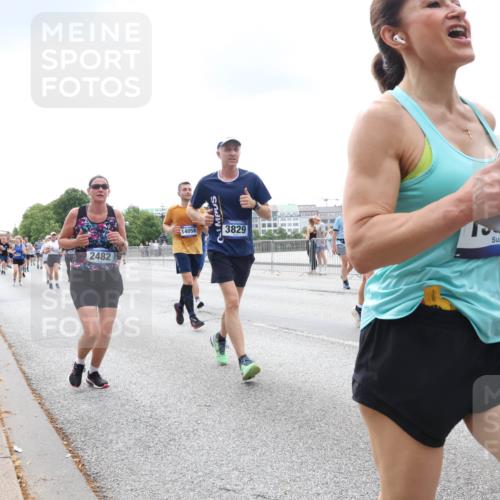 29.06.2025 - hella hamburg halbmarathon Lena Gebhardt http://msf.ph/oto/8252742 29.06.2025 10:34:14 Lombardsbrücke 1417, 1672, 1705, 1787, 1896, 2265, 2412, 2464, 2482, 2496, 2510, 2511, 2526, 2801, 2933, 3145, 3264, 3340, 3345, 3829, 3848, 4479, 4540, 4807, 4824, 4826, 4942, 5561, 5566, 5584, 5609, 5691, 5821, 5822, 5887, 6105, 6171, 6329, 6364, 6515, 6516, 6571, 6574, 6956, 7027, 7324, 7329, 7565, 8202, 8277, 8349, 8375, 8377, 8383, 8401, 8705, 8965, 9094, 9379, 9875, 9995, 10007, 10071, 10360, 10561, 10564, 11872, 13957, 16682, 16919, 17230, 18158, 18941 meine-sportfotos.de