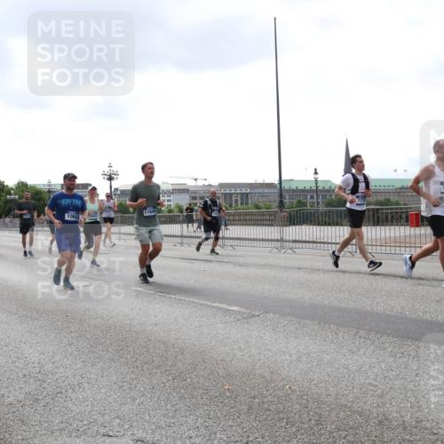 29.06.2025 - hella hamburg halbmarathon Lena Gebhardt http://msf.ph/oto/8252761 29.06.2025 10:45:45 Lombardsbrücke 1004, 1033, 1060, 1085, 1100, 1104, 1421, 1426, 1555, 1713, 1854, 1867, 1868, 1983, 2008, 2216, 2217, 2398, 2522, 2550, 2657, 2664, 2917, 2954, 2965, 2973, 3357, 3377, 3879, 4099, 4102, 4104, 4223, 4224, 4306, 4317, 4388, 4504, 4572, 4820, 5044, 5099, 5108, 5339, 5635, 5636, 5769, 5770, 5892, 5949, 6133, 6150, 6333, 6623, 6763, 6788, 6911, 6922, 7268, 7283, 7356, 7530, 7541, 7605, 7859, 8605, 8745, 9120, 9121, 9426, 9620, 10030, 10182, 10225, 10327, 10329, 10367, 10511 meine-sportfotos.de