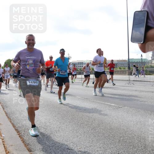 29.06.2025 - hella hamburg halbmarathon Lena Gebhardt http://msf.ph/oto/8252784 29.06.2025 09:56:46 Lombardsbrücke 1381, 1452, 1460, 1496, 1592, 1628, 1783, 1833, 1877, 2013, 2058, 2074, 2082, 2111, 2208, 2340, 2378, 2396, 2771, 2878, 2953, 2996, 3256, 3296, 3310, 3575, 3652, 3791, 4065, 4077, 4377, 4404, 4635, 4711, 4770, 4833, 4897, 5008, 5169, 5194, 5319, 5482, 5600, 5607, 5839, 5978, 6033, 6286, 6377, 6511, 6512, 6561, 6562, 6631, 7176, 7383, 7475, 7583, 8112, 8261, 8361, 8514, 8572, 8587, 8618, 8661, 8710, 8813, 8863, 8921, 8968, 8996, 9082, 9246, 9497, 9537, 9597, 9638 meine-sportfotos.de