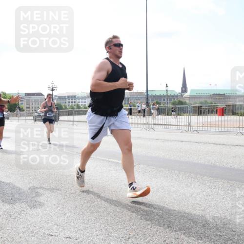 29.06.2025 - hella hamburg halbmarathon Lena Gebhardt http://msf.ph/oto/8252797 29.06.2025 10:10:33 Lombardsbrücke 1186, 1548, 1573, 3921, 4389, 5182, 5440, 5511, 5990, 5991, 7042, 7250, 7333, 7636, 7685, 8219, 8890, 9169, 9366, 9434, 9681, 9816, 9829, 10036, 10943, 11027, 11180, 11355, 11887, 11904, 11905, 12008, 12629, 13588, 13594, 13797, 13825, 13901, 14679, 14822, 15214, 15409, 16166, 16344, 16445, 16639, 16808, 16872, 17148, 17532, 17730, 18196, 18949, 19023 meine-sportfotos.de
