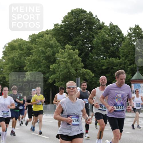 29.06.2025 - hella hamburg halbmarathon Jannik Wohlers http://msf.ph/oto/8252827 29.06.2025 10:31:13 Lombardsbrücke 1235, 1844, 1879, 2831, 2832, 3396, 3397, 3424, 3571, 3681, 4953, 5165, 5846, 5965, 6160, 6546, 6573, 6640, 7334, 7772, 8304, 8620, 8806, 9078, 9104, 9183, 9478, 9812, 9882, 9883, 10240, 10421, 10435, 10586, 11178, 11587, 12381, 12758, 13724, 15024, 15102, 15222, 15575, 16541, 16978, 17043, 17362, 17404, 17517, 17706, 17989, 18433, 18507, 18613, 18672, 18943, 19068, 19233 meine-sportfotos.de