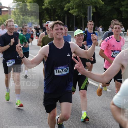 29.06.2025 - hella hamburg halbmarathon Jannik Wohlers http://msf.ph/oto/8252849 29.06.2025 09:56:43 Lombardsbrücke 1327, 1381, 1442, 1537, 1657, 1783, 2025, 2074, 2111, 2340, 2595, 2814, 2839, 2869, 3093, 3575, 3791, 4726, 4770, 5008, 5013, 5319, 5744, 6377, 6631, 7177, 7259, 7918, 8112, 8313, 8651, 8813, 8930, 9060, 9497, 10040, 10133, 10189, 10549, 10859, 10896, 11184, 11451, 11747, 11975, 12528, 12590, 12733, 13245, 13267, 13794, 13865, 14036, 14125, 14192, 14482, 14562, 14592, 15590, 16094, 16291, 16732 meine-sportfotos.de