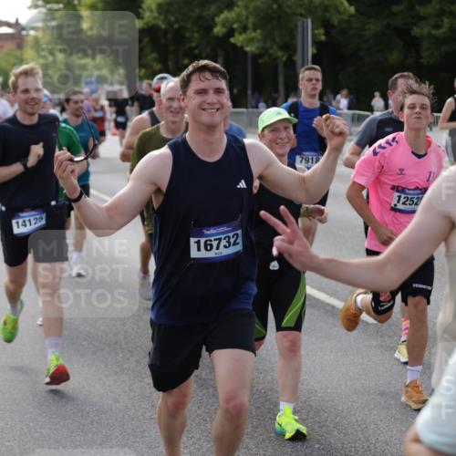 29.06.2025 - hella hamburg halbmarathon Jannik Wohlers http://msf.ph/oto/8252856 29.06.2025 09:56:43 Lombardsbrücke 1327, 1381, 1442, 1537, 1657, 1783, 2025, 2074, 2111, 2340, 2595, 2814, 2839, 2869, 3093, 3575, 3791, 4726, 4770, 5008, 5013, 5319, 5744, 6377, 6631, 7177, 7259, 7918, 8112, 8313, 8651, 8813, 8930, 9060, 9497, 10040, 10133, 10189, 10549, 10859, 10896, 11184, 11451, 11747, 11975, 12528, 12590, 12733, 13245, 13267, 13794, 13865, 14036, 14125, 14192, 14482, 14562, 14592, 15590, 16094, 16291, 16732 meine-sportfotos.de