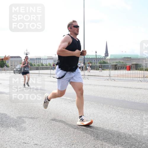 29.06.2025 - hella hamburg halbmarathon Lena Gebhardt http://msf.ph/oto/8252868 29.06.2025 10:10:33 Lombardsbrücke 1186, 1548, 1573, 3921, 4389, 5182, 5440, 5511, 5990, 5991, 7042, 7250, 7333, 7636, 7685, 8219, 8890, 9169, 9366, 9434, 9681, 9816, 9829, 10036, 10943, 11027, 11180, 11355, 11887, 11904, 11905, 12008, 12629, 13588, 13594, 13797, 13825, 13901, 14679, 14822, 15214, 15409, 16166, 16344, 16445, 16639, 16808, 16872, 17148, 17532, 17730, 18196, 18949, 19023 meine-sportfotos.de