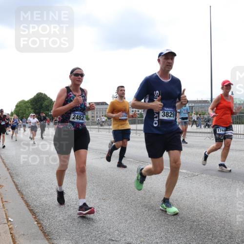 29.06.2025 - hella hamburg halbmarathon Lena Gebhardt http://msf.ph/oto/8252885 29.06.2025 10:34:14 Lombardsbrücke 1417, 1672, 1705, 1787, 1896, 2265, 2412, 2464, 2482, 2496, 2510, 2511, 2526, 2801, 2933, 3145, 3264, 3340, 3345, 3829, 3848, 4479, 4540, 4807, 4824, 4826, 4942, 5561, 5566, 5584, 5609, 5691, 5821, 5822, 5887, 6105, 6171, 6329, 6364, 6515, 6516, 6571, 6574, 6956, 7027, 7324, 7329, 7565, 8202, 8277, 8349, 8375, 8377, 8383, 8401, 8705, 8965, 9094, 9379, 9875, 9995, 10007, 10071, 10360, 10561, 10564, 11872, 13957, 16682, 16919, 17230, 18158, 18941 meine-sportfotos.de