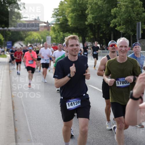 29.06.2025 - hella hamburg halbmarathon Jannik Wohlers http://msf.ph/oto/8252903 29.06.2025 09:56:44 Lombardsbrücke 1327, 1381, 1442, 1537, 1657, 1783, 2025, 2074, 2111, 2340, 2595, 2814, 2839, 2869, 3093, 3575, 3791, 4726, 4770, 5008, 5013, 5021, 5319, 5744, 6631, 7177, 7259, 7918, 8112, 8313, 8651, 8813, 8930, 9060, 9316, 9497, 10040, 10133, 10189, 10549, 10859, 10896, 11184, 11339, 11451, 11747, 11975, 12489, 12528, 12580, 12590, 12733, 13245, 13267, 13794, 13865, 14036, 14125, 14192, 14482, 14562, 14592, 15484, 15590, 15897, 16094, 16291, 16732 meine-sportfotos.de