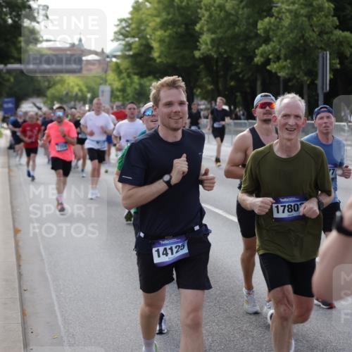 29.06.2025 - hella hamburg halbmarathon Jannik Wohlers http://msf.ph/oto/8252912 29.06.2025 09:56:44 Lombardsbrücke 1327, 1381, 1442, 1537, 1657, 1783, 2025, 2074, 2111, 2340, 2595, 2814, 2839, 2869, 3093, 3575, 3791, 4726, 4770, 5008, 5013, 5021, 5319, 5744, 6631, 7177, 7259, 7918, 8112, 8313, 8651, 8813, 8930, 9060, 9316, 9497, 10040, 10133, 10189, 10549, 10859, 10896, 11184, 11339, 11451, 11747, 11975, 12489, 12528, 12580, 12590, 12733, 13245, 13267, 13794, 13865, 14036, 14125, 14192, 14482, 14562, 14592, 15484, 15590, 15897, 16094, 16291, 16732 meine-sportfotos.de