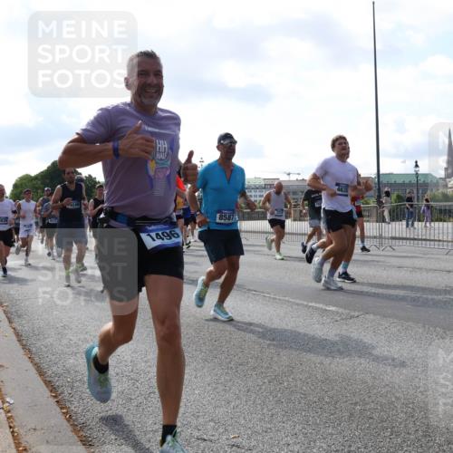29.06.2025 - hella hamburg halbmarathon Lena Gebhardt http://msf.ph/oto/8252926 29.06.2025 09:56:46 Lombardsbrücke 1381, 1452, 1460, 1496, 1592, 1628, 1783, 1833, 1877, 2013, 2058, 2074, 2082, 2111, 2208, 2340, 2378, 2396, 2771, 2878, 2953, 2996, 3256, 3296, 3310, 3575, 3652, 3791, 4065, 4077, 4377, 4404, 4635, 4711, 4770, 4833, 4897, 5008, 5169, 5194, 5319, 5482, 5600, 5607, 5839, 5978, 6033, 6286, 6377, 6511, 6512, 6561, 6562, 6631, 7176, 7383, 7475, 7583, 8112, 8261, 8361, 8514, 8572, 8587, 8618, 8661, 8710, 8813, 8863, 8921, 8968, 8996, 9082, 9246, 9497, 9537, 9597, 9638 meine-sportfotos.de