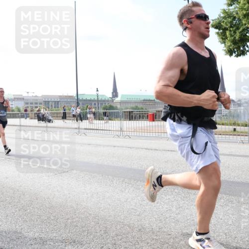 29.06.2025 - hella hamburg halbmarathon Lena Gebhardt http://msf.ph/oto/8252931 29.06.2025 10:10:34 Lombardsbrücke 1186, 1548, 1573, 3921, 4389, 5182, 5440, 5511, 5990, 5991, 7042, 7250, 7333, 7636, 7685, 8219, 8890, 9169, 9366, 9434, 9681, 9816, 9829, 10036, 10943, 11027, 11180, 11355, 11887, 11904, 11905, 12008, 12629, 13588, 13594, 13797, 13825, 13901, 14679, 14822, 15214, 15409, 16166, 16344, 16445, 16639, 16808, 16872, 17148, 17532, 17730, 18196, 18949, 19023 meine-sportfotos.de